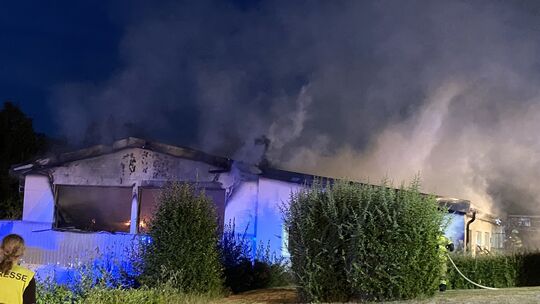 Der Brand eines Hallenkomplexes samt Wohngebäude im Köttinger Weg in Wissen hat am Freitagabend umfangreiche und aufwendige Lösc