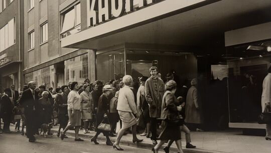 Eröffnung des Kaufhofs am 29. September 1966 - und die Kreuznacher strömten hinein.