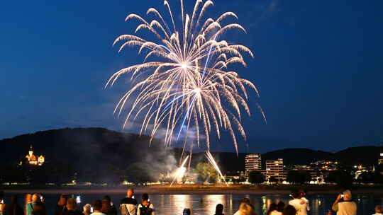 Das Höhenfeuerwerk bildet stets den Höhepunkt des Sommernachtsfestes.
