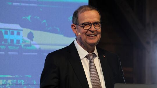 Bruno Reufels, CEO der Niedax-Group aus Linz und Gastgeber beim jüngsten „Empfang der Wirtschaft" im Kreis Neuwied, auf dem Gelä