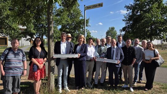 Beigeordneter Mirko Helmut Kohl (Dritter von links) und Rechtsanwalt Markus Dietrich (Sechster von rechts) halten mit Landgerich