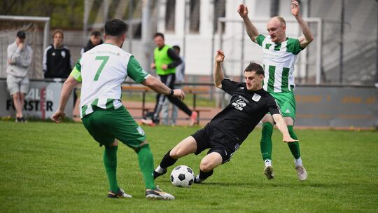 Daniel Will (rechts) reißt die Arme nach oben. Der Spielertrainer des VfL Weierbach II will das auch am Ende der nächsten Saison