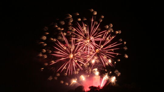 Dank guter Vorbereitung konnte das traditionelle Feuerwerk doch noch stattfinden und verwandelte die Burg Olbrück in einen glühe