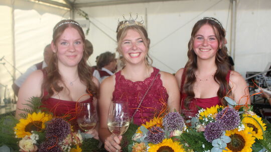 Weinkönigin Henrike mit ihren Weinprinzessinnen Emma Stölting und Finja Hermann.