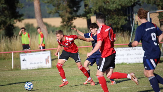 Erik Milz (rotes Trikot, links – hier beim 3:2-Testspielsieg gegen B-Ligist SG Uhler/Kastellaun) ist zurück bei seinem Heimatver