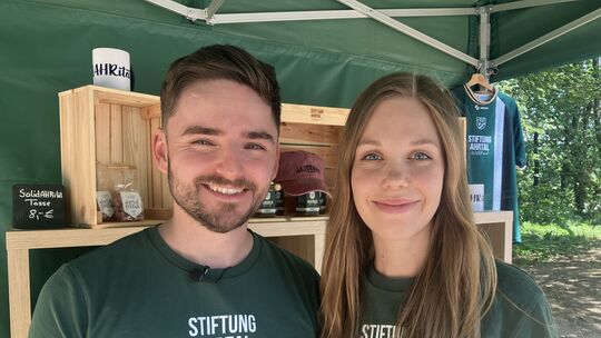 Nick Falkner, ehrenamtlicher Geschäftsführer der Stiftung Ahrtal, und Madeleine Gräf, Koordinator des Freundeskreises, freuen si