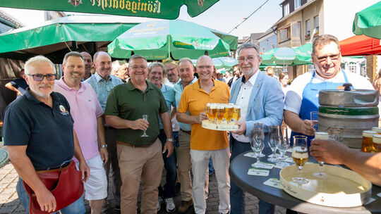 Ortsbürgermeister Konrad Peuling (2. von rechts) begrüßt unter anderem Asbachs VG-Bürgermeister Michael Christ (2. von links) un