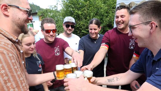 Vom Chef persönlich bedient: Die Gäste aus Hausen und Niederbreitbach freuen sich über ein Frischgezapftes vom Vorsitzenden der