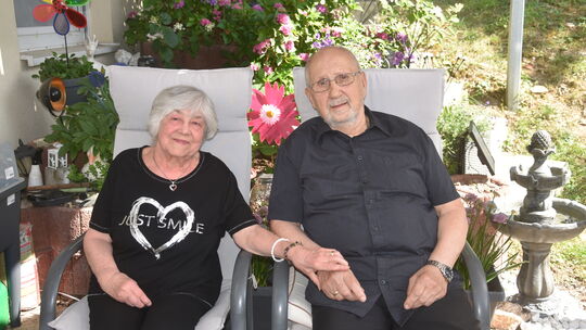 Martina Johanna und Gerhard Stöß auf der Terrasse ihres Hauses in Buch. Hier werden sie auch mit Familie und Freunden ihre Diama