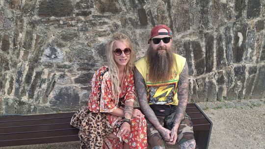 Kurze Verschnaufpause, bevor ihre Bühnenrunde fortgesetzt wird - Katrin und Christian aus dem vorderen Hunsrück.