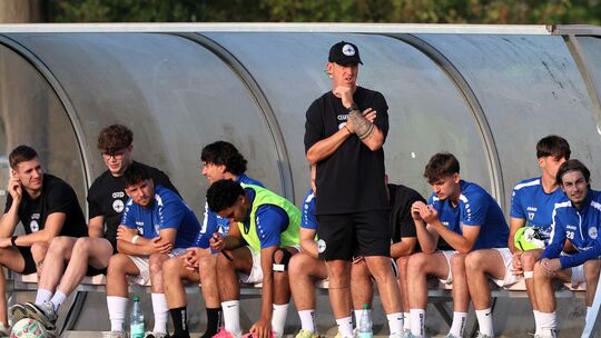 SG-Trainer Kim Kossmann (stehend) freut sich auf den Saisonstart gegen Mülheim-Kärlich.