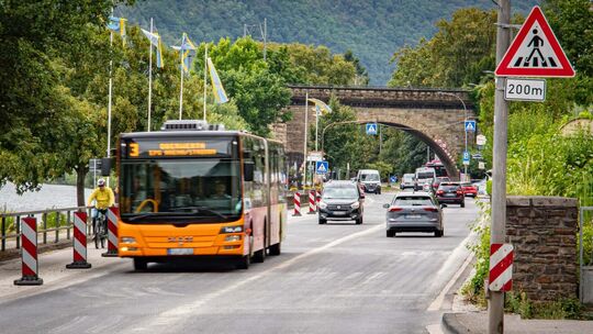 Die Moselweinstraße/B416 muss in den Bereichen Güls und Metternich für Markierungsarbeiten Anfang August noch einmal voll gesper
