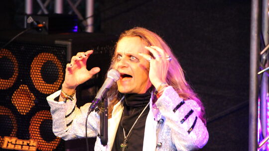 Frontmann Henning Wanner überzeugte mit kraftvoller Stimme, authentischer Bühnenpräsenz und einer Performance, die das Original