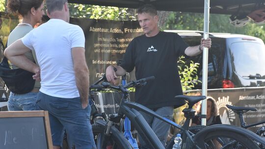 Peer Beyenburg von Summit Bikes im Gespräch mit zwei Besuchern, die sich bei der Veranstaltung auch über die verschiedenen Fahrr