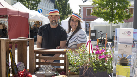 Dieses Paar war aus Montabaur nach Neuwied gekommen – der französische Markt hat Anziehungskraft.