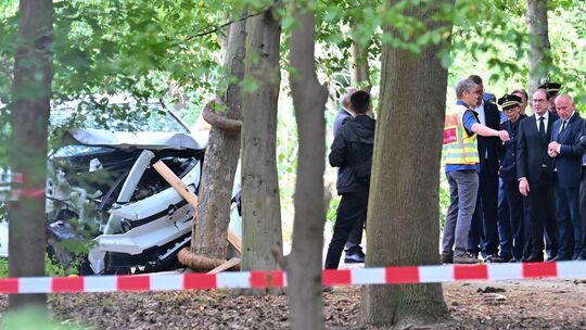 Auto fährt in Menschenmenge - CSD abgebrochen Auto fährt in Menschenmenge - CSD abgebrochen