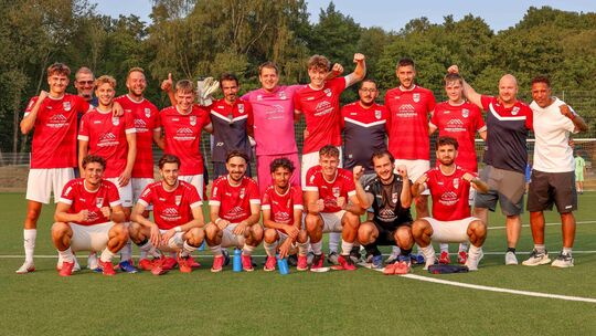 Die Sieger des Kämpf Cup 2026 in Müschenbach und Hachenburg jubeln. Die SG Neitersen/Altenkirchen um Trainer Felix Ba Bly (ganz