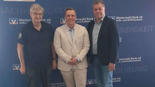 Wolfgang Hörter, Lorenz Candrix (Leiter der Geschäftsstelle der Westerwaldbank eG in Hachenburg) und Marco Schütz (von links) fü