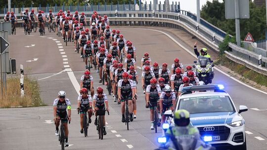Eine Polizei-Eskorte sorgte für ein sicheres Ankommen der Radler beim Zwischenstopp der Vor-Tour der Hoffnung in Engers.