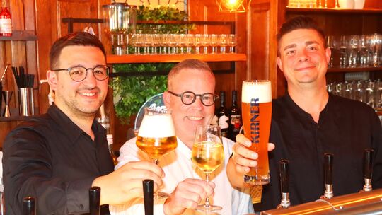 Neuer Serviceleiter Patricio Correia (von links), neuer Geschäftsführer Karl-Hendrik Frick und Küchenchef James Haas wollen neue