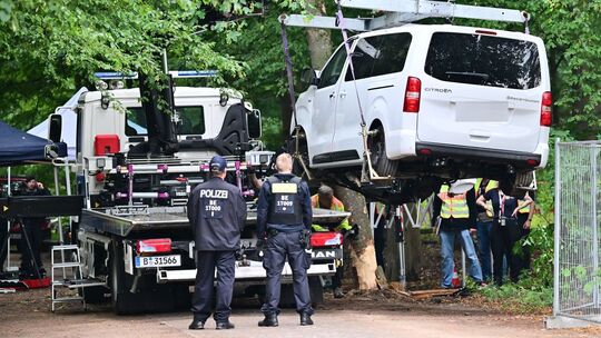 Auto fährt in Menschenmenge - CSD abgebrochen