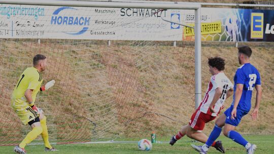 Lukas Stallbaum drückt die Kugel zum 1:1-Ausgelich für den SC Idar-Oberstein über die Linie.