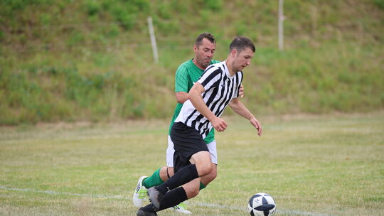 Der FC Bärenbach (gestreifte Trikots) gewann in Runde eins in Hintertiefenbach und gastiert in Runde zwei beim VfL Weierbach.