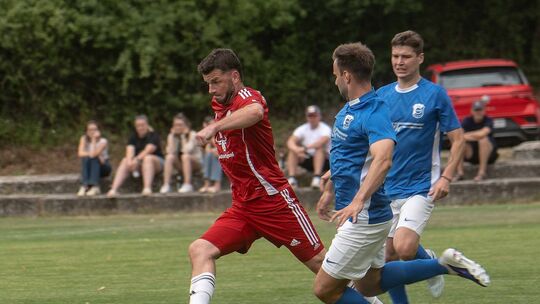 Dynamisch: Der Simmertaler Ricardo Ridder (rotes Trikot) treibt den Ball beim Pokalsieg über den TSV Bockenau nach vorne.
