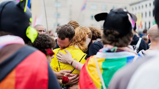Auto fährt in Menschenmenge - CSD abgebrochen Auto fährt in Menschenmenge - CSD abgebrochen