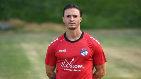 Neuzugang Daniele Parisi, der schon einmal für die Eisbachtaler Sportfreunde auflief, konnte kurz nach Wiederbeginn nur mit eine