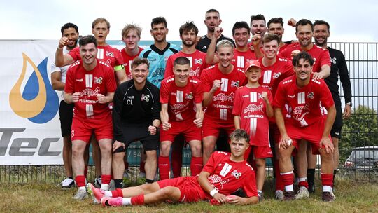 Die SG Malberg bejubelt die Titelverteidigung beim 13. EnWaTec-Cup des SSV Hattert nach einem 5:2-Finalsieg gegen die SG Alpenro