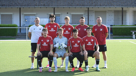 Die Neuzugänge der TuS Burgschwalbach. hinten von links: Spielausschuss Sascha Lauter, Modasser Hashemi (zuletzt FC Dorndorf), J