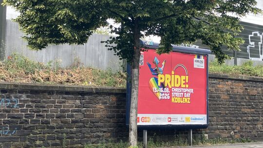 Mit Plakaten unter anderem am Bahndamm in Koblenz werben die Veranstalter für den Christopher Street Day Mitte August in Koblenz