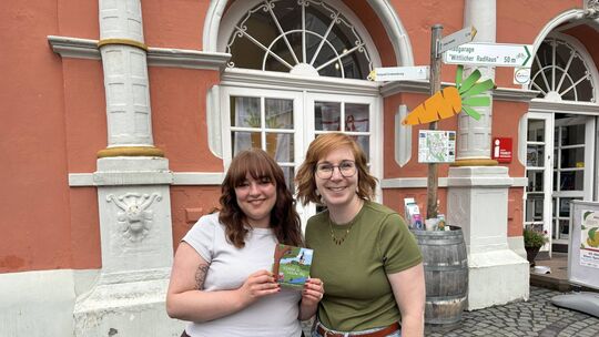 Jasmin Dietzen (links) und Katharina Thewalt bringen gemeinsam ein Kinderbuch raus.