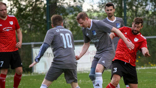 Zum Eifel-Derby in der C Staffel 12 zwischen der SSG Lutzerather Höhe (rechts mit Sebastian Beth) und dem SV Masburg II (von lin