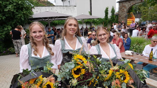 Die neuen Walporzheimer Weinregentinnen (von links): Weinprinzessin Kristina Weber, Weinkönigin Lisa-Sue von Schlichting und Wei