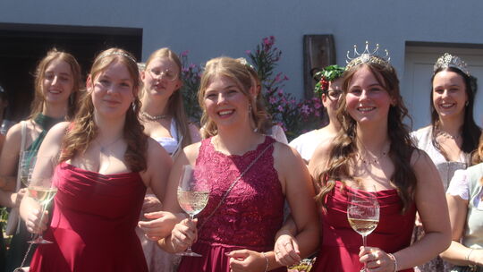 Ortsweinköniginnen aus anderen Orten gaben sich die Ehre. Ortsweinköniginnen aus anderen Orten gaben sich die Ehre.