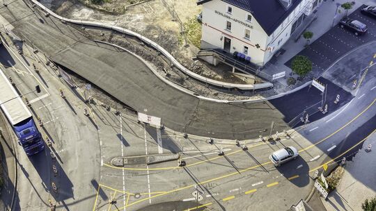 Am neuen Kreisverkehr am südlichen Brückenkopf wurden die Asphaltarbeiten durchgeführt.
