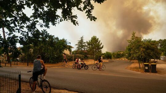 Menschen beobachten die Rauchwolken von Waldbränden