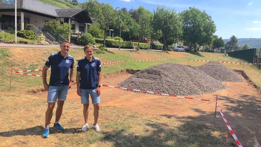 Sie freuen sich auf die neue Boccia-Anlage in Ediger-Eller: TuS-Vorsitzender Marc Kranz (links) und TuS-Geschäftsführer Stefan A Sie freuen sich auf die neue Boccia-Anlage in Ediger-Eller: TuS-Vorsitzender Marc Kranz (links) und TuS-Geschäftsführer Stefan A