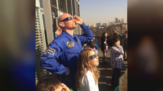 Astronaut Alexander Gerst betrachtet mit einer Spezialbrille eine Sonnenfinsternis.