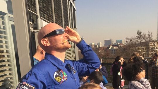 Astronaut Alexander Gerst betrachtet mit einer Spezialbrille eine Sonnenfinsternis.