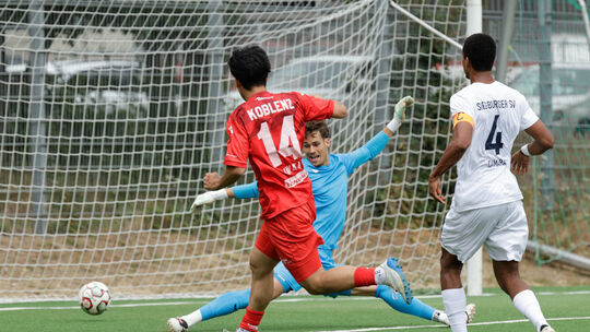 Ryo Iwata (rotes Trikot) erzielt das 1:0 für Koblenz.