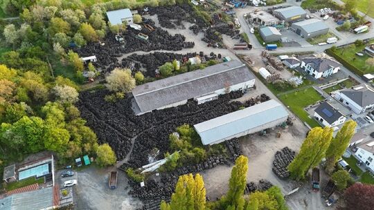 Ein paar Hunderttausend Reifen lagern am Ortsrand von Thalheim. Die Anlieger sind besorgt.