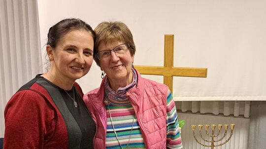 Nelli Bayer (links) und Ursula Zammert sind befreundet. Jetzt kommt die in Israel lebende Christin Nelli Bayer in den Westerwald