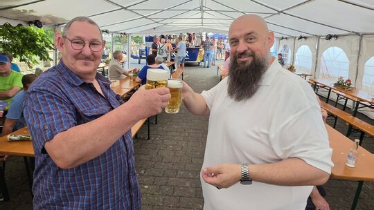 100 Freibier für alle. Links der spendable Ortsbürgermeister von Kirrweiler, Ralf Schuster.