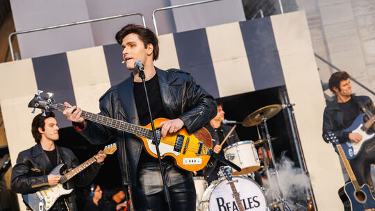 Die Beatles in ihrer Anfangszeit: Lukas Baeskow am Mikro spielt Paul McCartney.