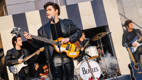 Die Beatles in ihrer Anfangszeit: Lukas Baeskow am Mikro spielt Paul McCartney.