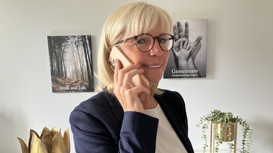 „Walk and Talk“ und „Gemeinsam Verantwortung tragen“: Diese Titel hat Ursula Mohr-Gödderz den Fotos gegeben, die in ihrem Büro h
