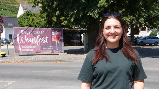 Laura Epstein freut sich, als Weinkönigin Mayschoß repräsentieren zu dürfen und schreckt auch nicht vor der Wahl der Ahrweinköni